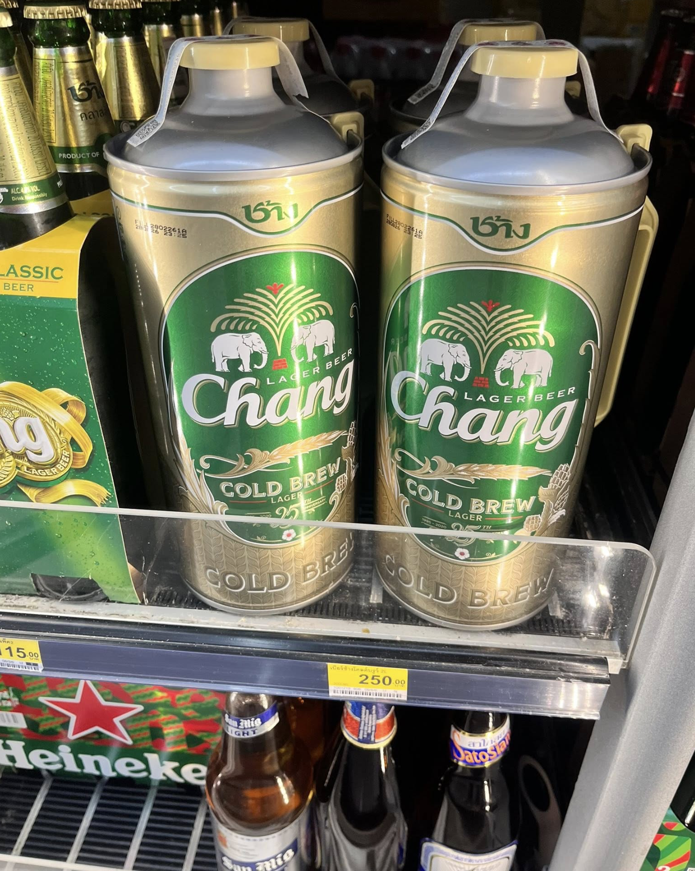 Gigantyczny Chang w 7-Eleven! 2 litry piwa w jednej butelce podbija Tajlandię