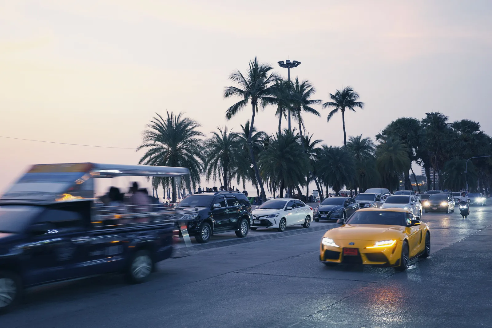 Już nie tylko skutery. Turyści coraz częściej odkrywają Tajlandię samochodem