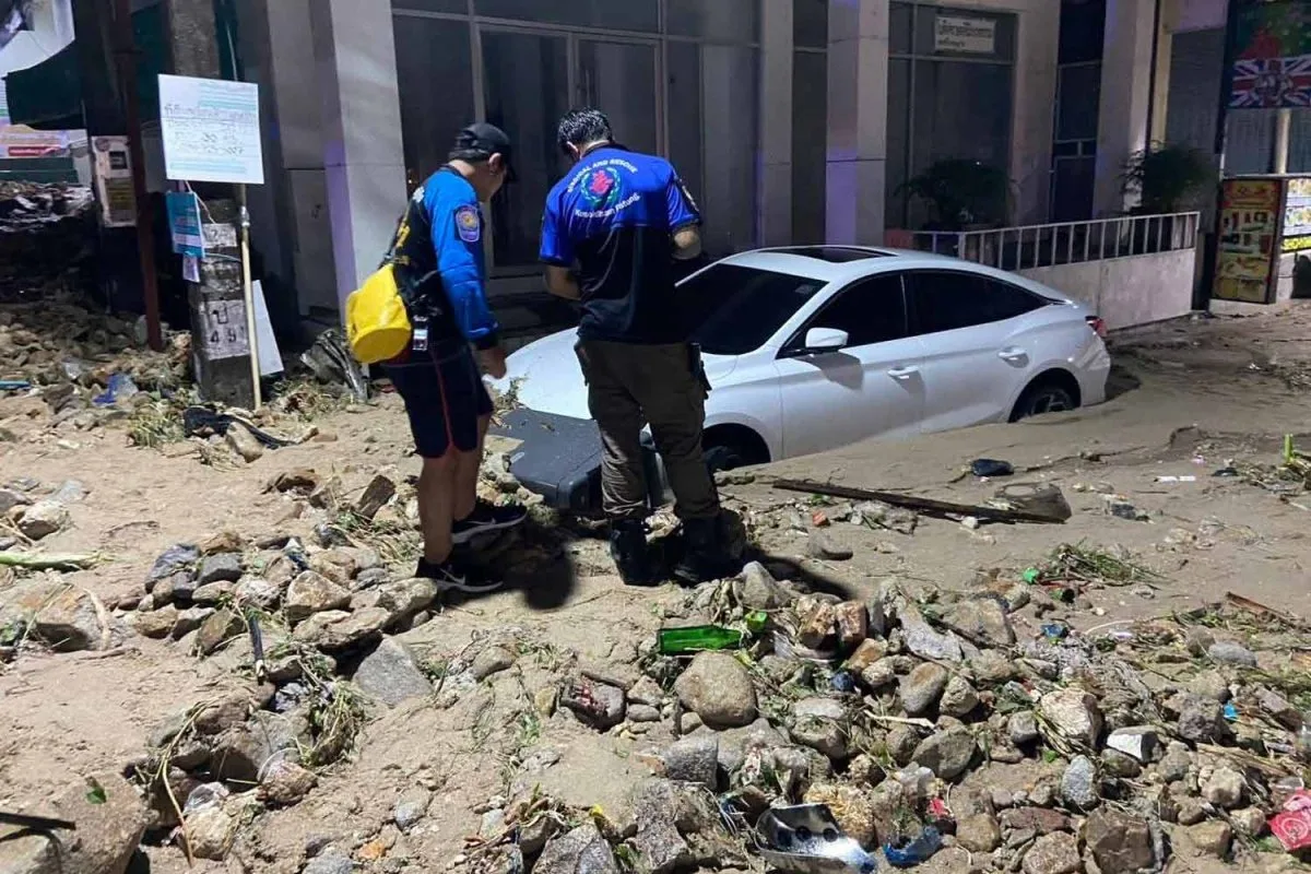 Powódź na Phuket. Błoto i ogromne kamienie uderzyły w Patong, uszkodzone domy i samochody