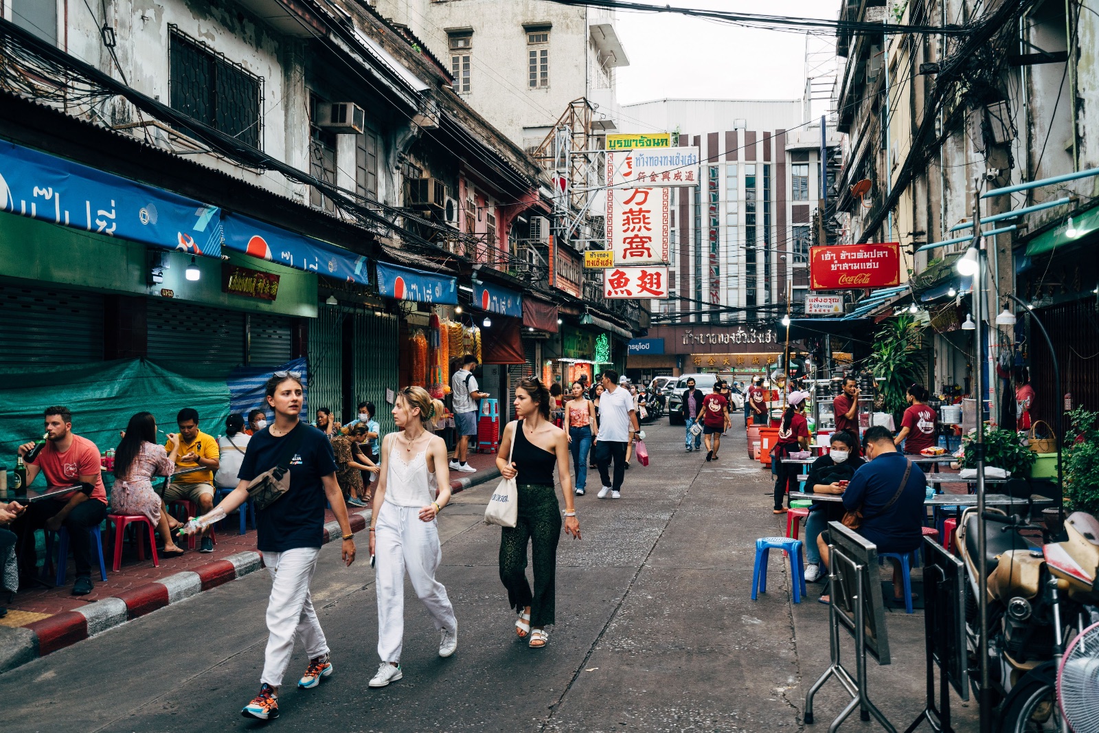 Khao San Road dłużej otwarte? Bangkok rozważa zmiany. Turyści mogą zyskać więcej czasu na imprezowanie